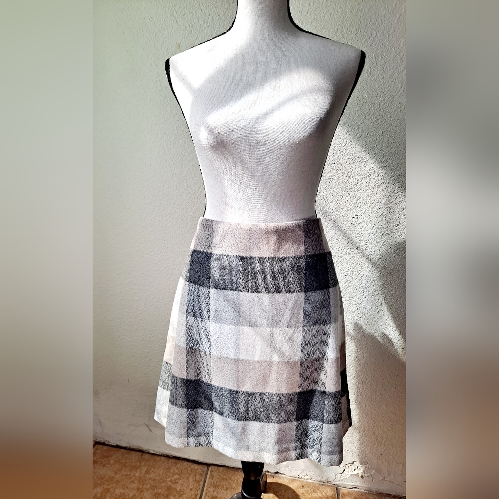 LOFT Checkered/plaid Skirt - Black/gray and Cream. Size 8.